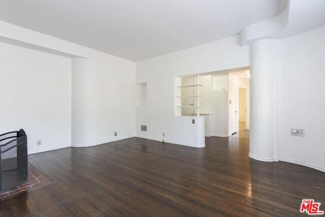 Foto del edificio - 3043 Hollycrest Dr