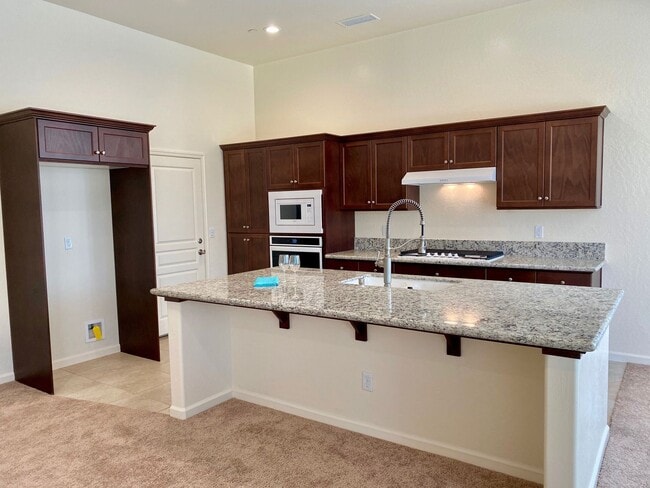 Building Photo - $2,295 Bullard & Leonard, Charming 3 Bedroom - La Canada Ave, Clovis