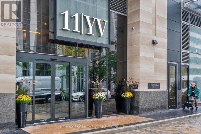 Photo du bâtiment - 11-2111 Yorkville Ave