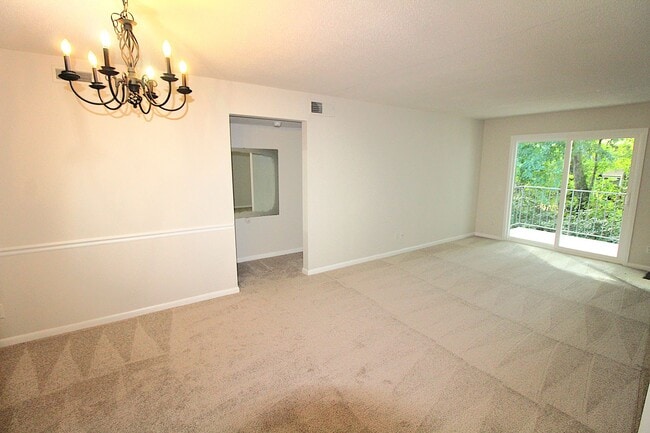 Building Photo - 2 Bedroom Condo in South Park!