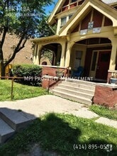 Building Photo - 2460 W Kilbourn Ave