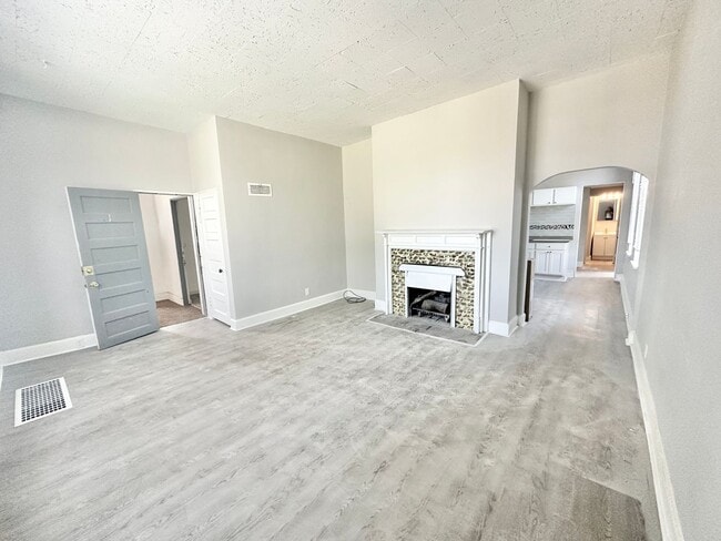 Building Photo - 2901 S 43rd St