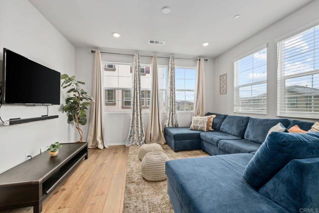 Building Photo - 40521 Melrose Dr