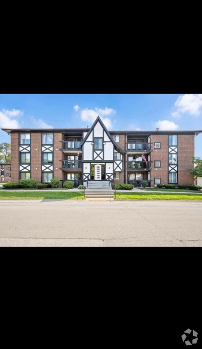 Building Photo - 13615 Lamon Ave