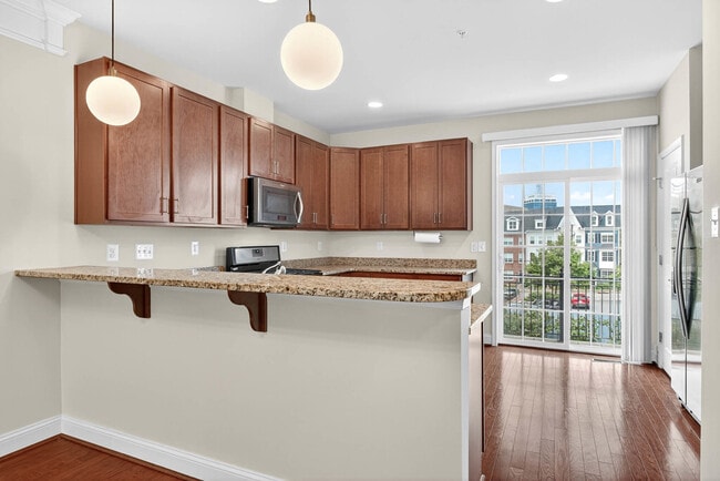 Building Photo - 65 Linden Pl