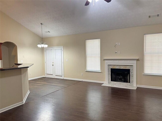 Foto del edificio - 5736 Lakeside Dr