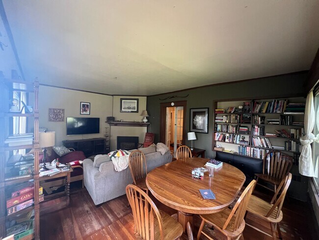 Foto del edificio - 3 Bed 1 Bath Unit in lower level of Victor...