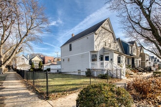 Building Photo - 3857 N Hermitage Ave