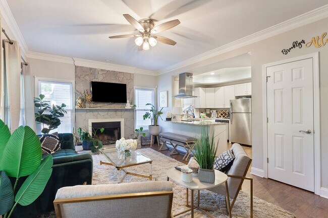 Foto del edificio - Beautifully Updated Two-Story 3/2.5 w/ Huge Fully Fenced Backyard!