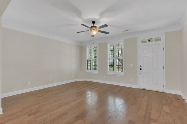 Building Photo - Charming Townhome in the Heart of Berry Fa...