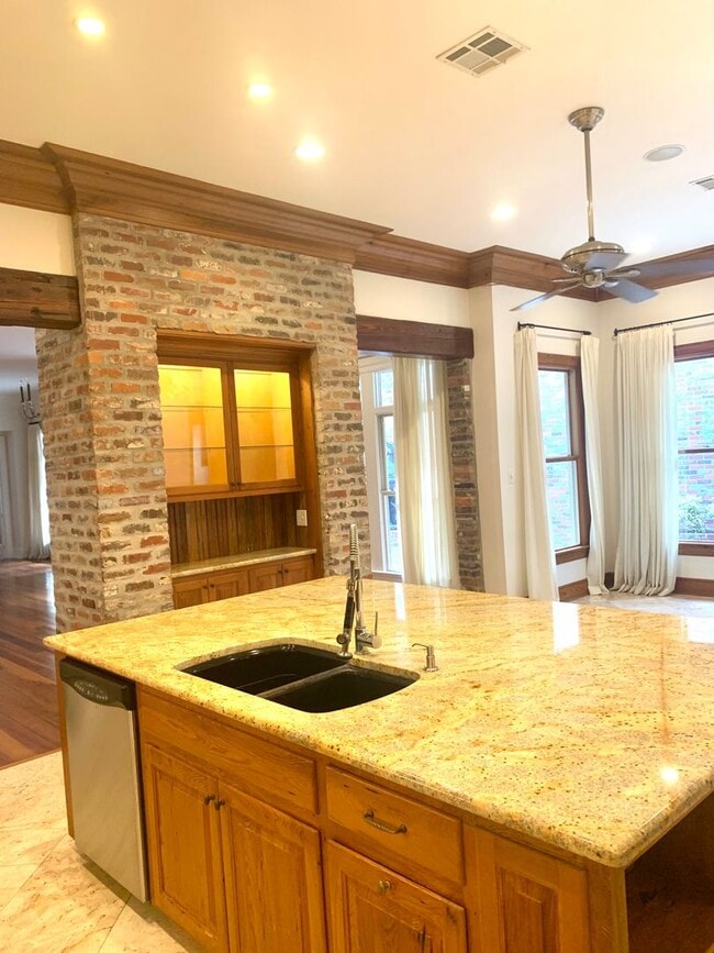 Building Photo - 2724 Bocage Lake Dr