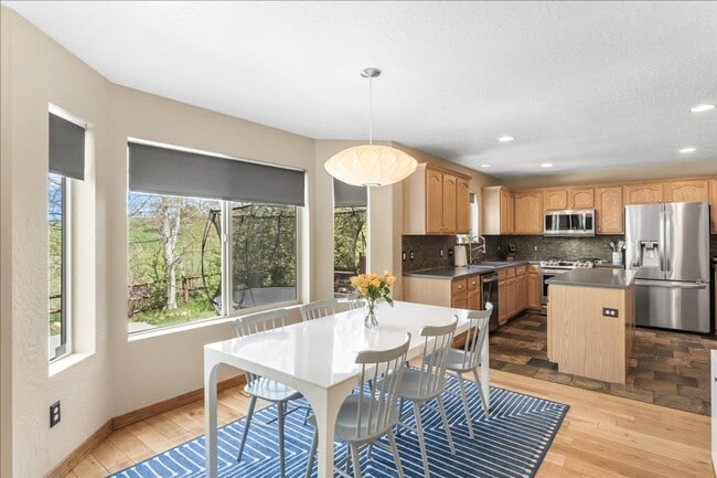 Building Photo - Great Trailside Family Home