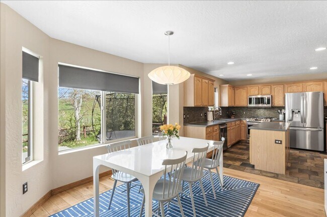 Foto del edificio - Great Trailside Family Home