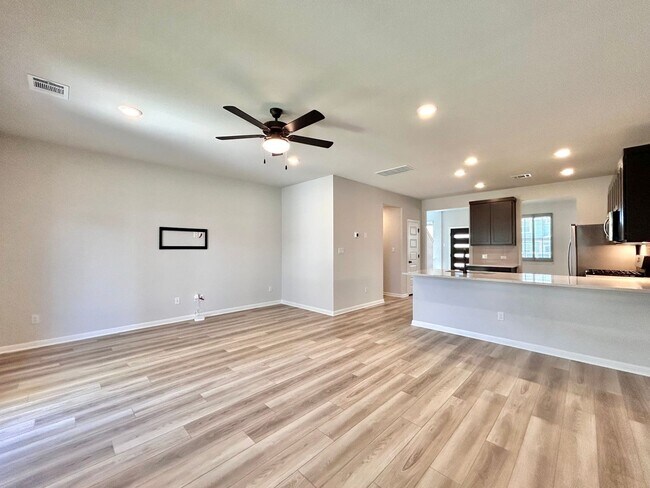 Building Photo - Spacious 3/BR 2.5/BA Home with Modern Fini...