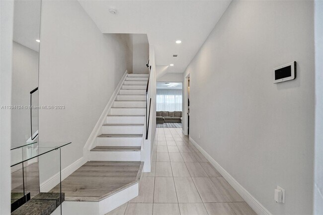 Foto del edificio - 1033 Eucalyptus Dr