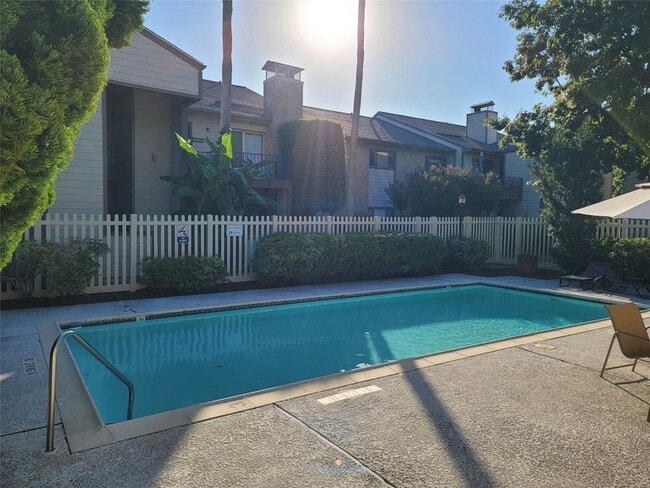 Foto del edificio - 7055 N Holiday Dr
