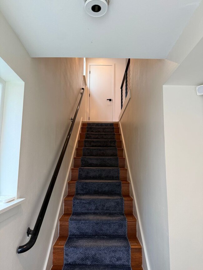 Foto del edificio - Modern Townhome Just One Block from Green ...