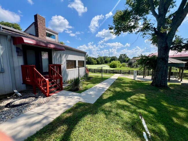 Foto del edificio - Cabin Style Home on Equestrian Farm *Priva...