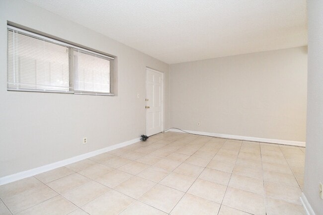 Building Photo - Updated 1-Bedroom Condo in Bay Winds – Wat...