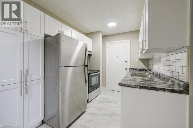 Building Photo - 82 Elgin St S