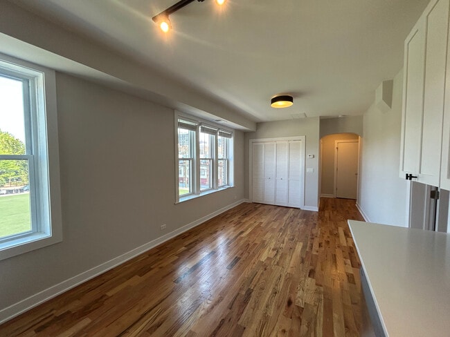 Building Photo - 648 W Wrightwood Ave