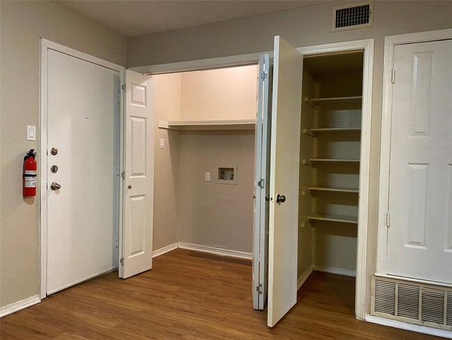 Building Photo - 3047 Olympia Dr