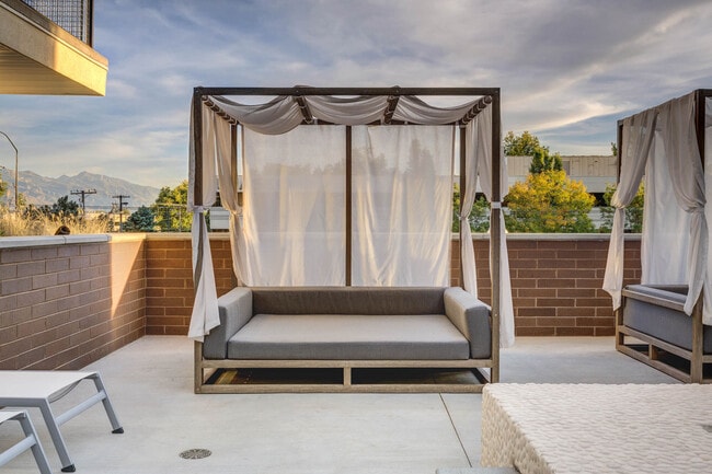 Building Photo - Block 44