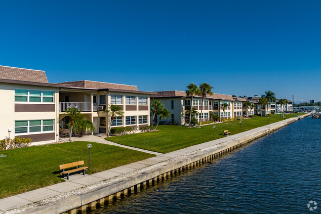 Foto del edificio - Gulf Harbors Condo's