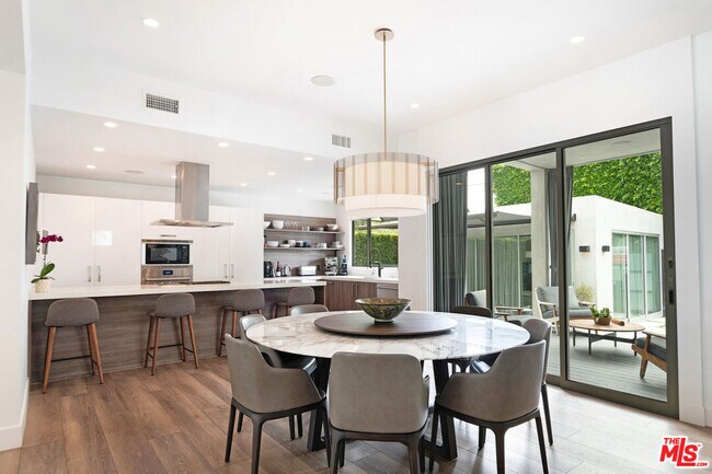 Foto del edificio - 9010 Ashcroft Ave