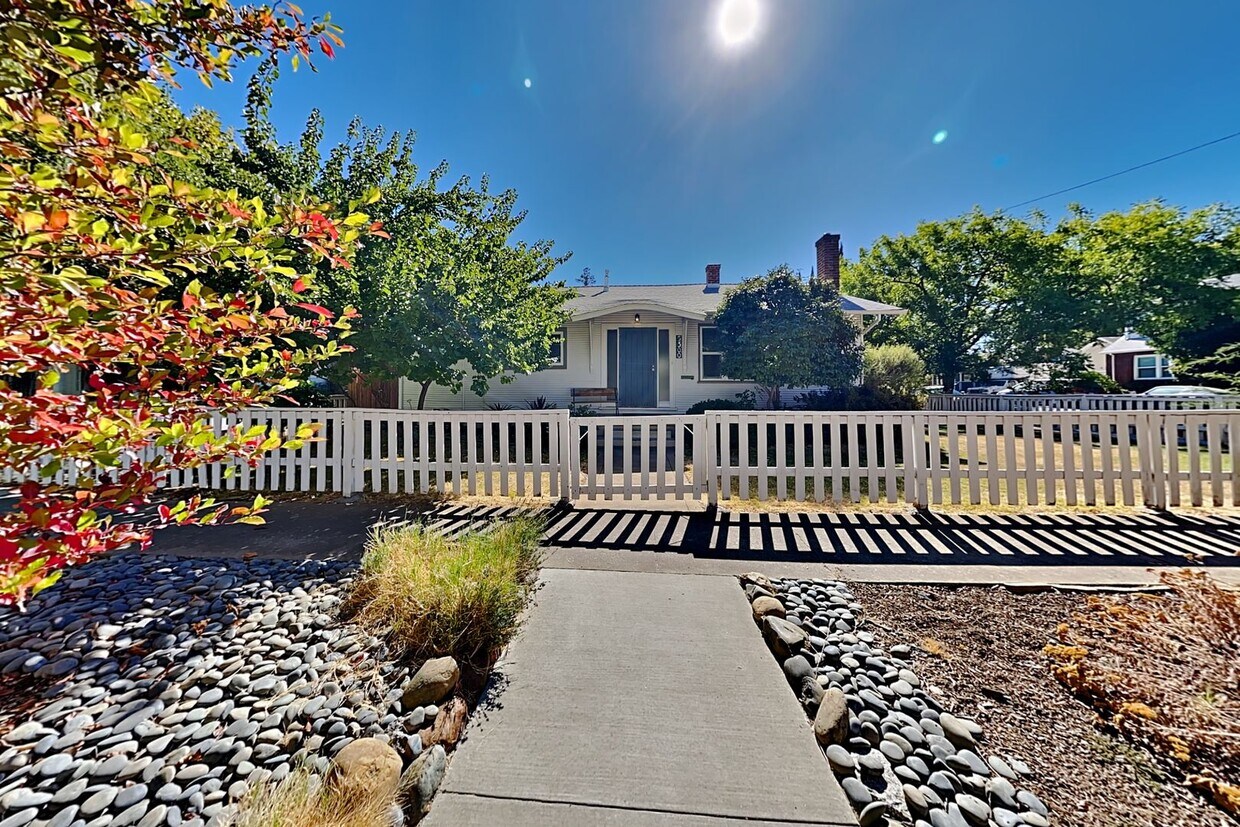 Primary Photo - Charming Colonial Heights Cottage