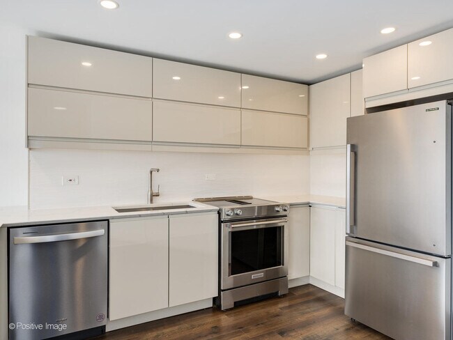 Foto del edificio - 655 W Irving Park Rd