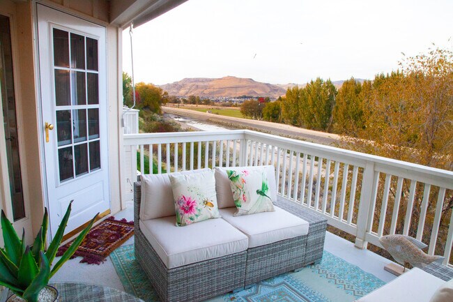 Building Photo - Beautiful Furnished Condo with Views!