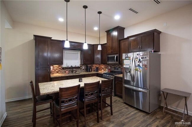 Building Photo - 16 E Imperial Oaks Dr