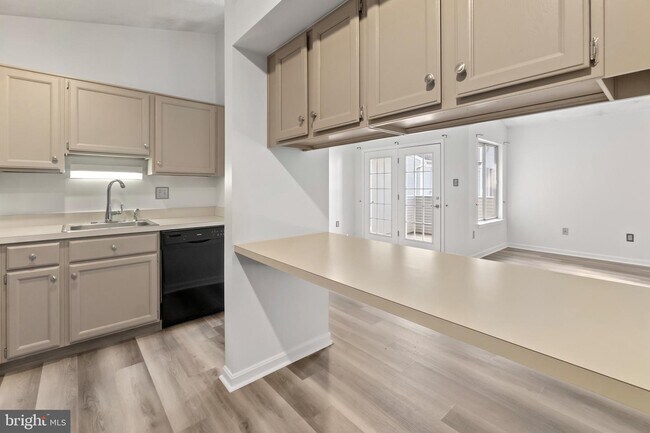 Building Photo - 2121 Wainwright Ct