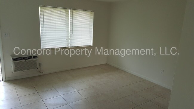 Building Photo - 1827 Park Ln