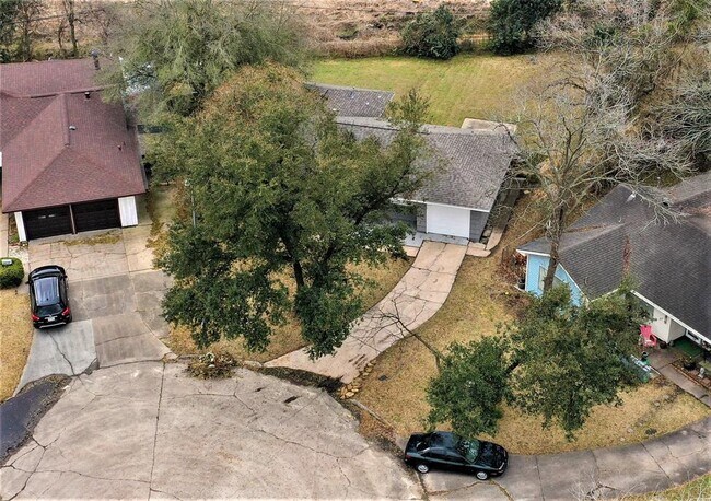 Building Photo - 10210 Valencia Dr
