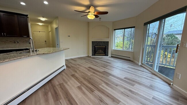 Foto del edificio - Major Updates! Raised Ranch Style Condo wi...