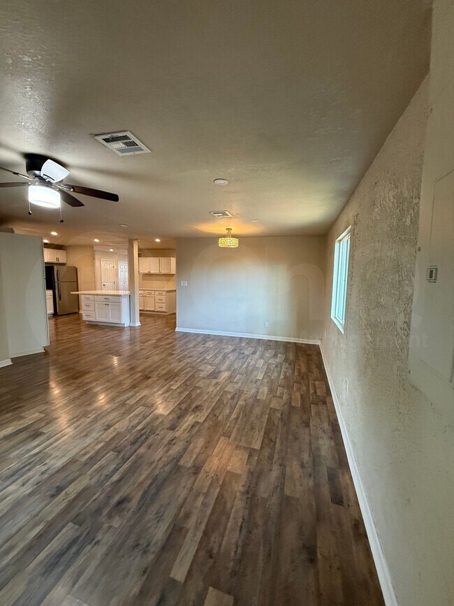 Foto del edificio - 3762 E 22nd St