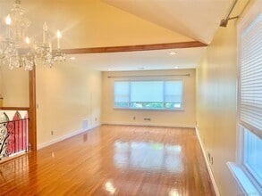 Building Photo - 11-26 143rd Place Unit
