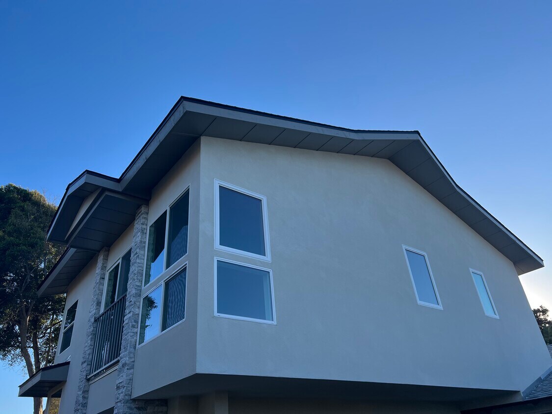 Outside view of building - 826 Hermes Ave