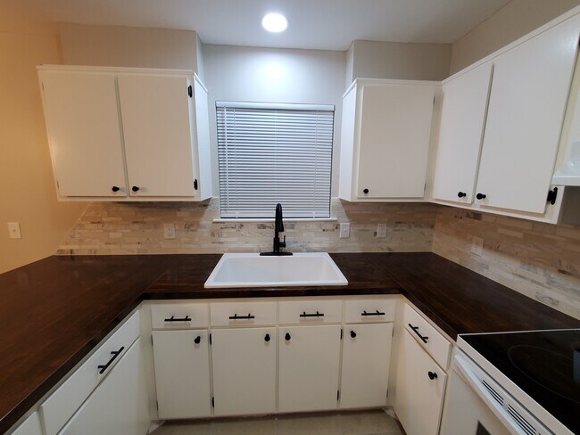 Building Photo - 979 White Cir