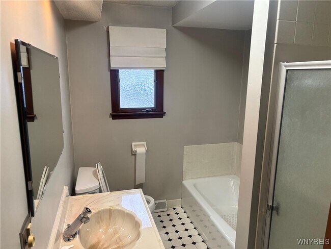 Foto del edificio - 194 Boncroft Dr