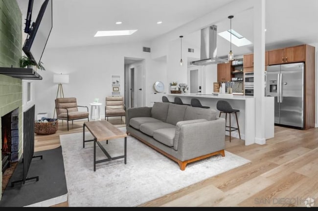Building Photo - 9542 Larrabee Ave