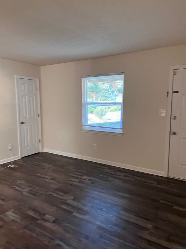 Building Photo - Convenient to schools, shopping & hospitals!