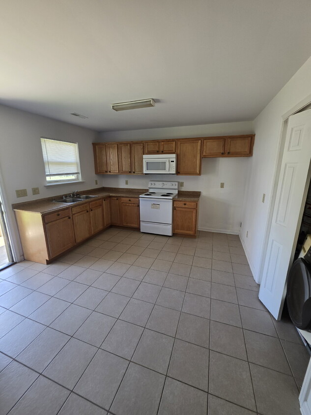 Comfortable 2-Bedroom Unit with Washer, Dryer & Off-Street Parking - Comfortable 2-Bedroom Unit with Washer, Dryer & Off-Street Parking