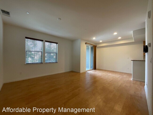 Building Photo - 2 br, 2.5 bath House - 1323 Westbury Drive