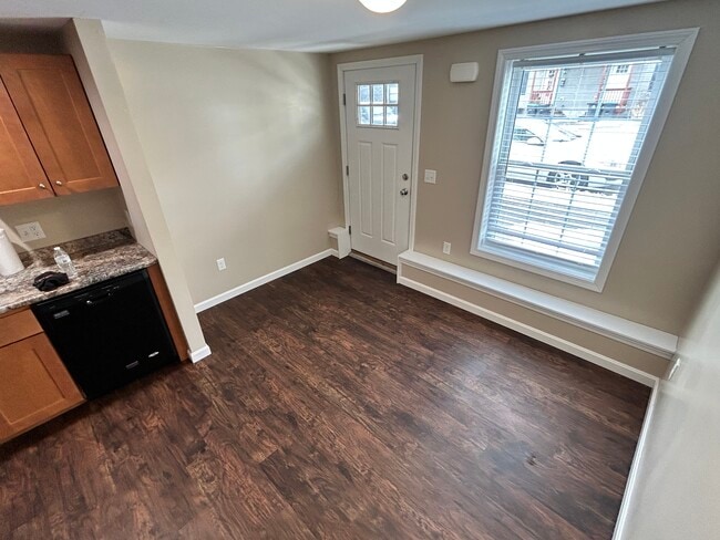 Building Photo - 9 Main St