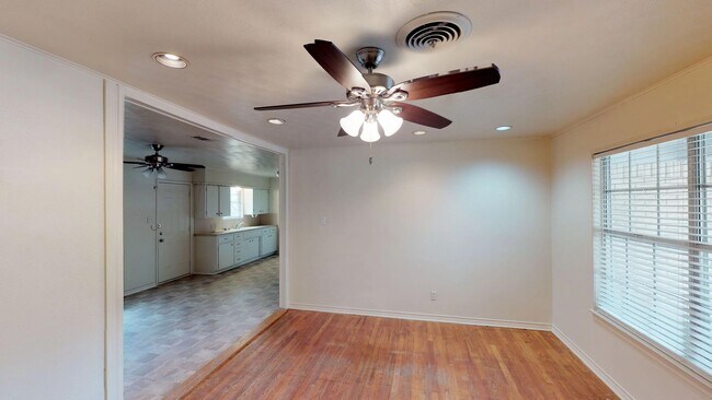 Building Photo - 3 Bedroom/2bath/2 Car Garage