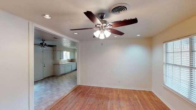 Foto del edificio - 3 Bedroom/2bath/2 Car Garage