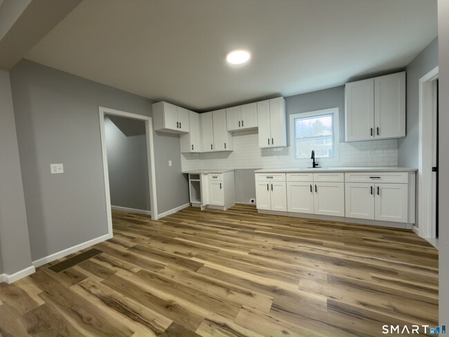 Building Photo - 228 Holly St